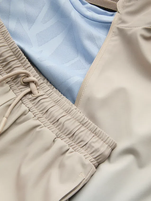 1,5-7 yaş | 3 parçalı spor gömlek, şortlar ve kapüşonlu sweatshirt takımı 1,5-7 yaş | 3 parçalı spor gömlek, şortlar ve kapüşonlu sweatshirt takımı