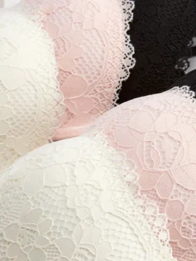 3’lü paket dantelli push-up dolgulu derin dekolteli sütyenler