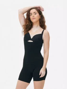 Açık göğüslü, uyluk ortasına kadar uzanan Korseyi ve Toparlayıcı İç Giyim bodysuit