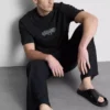 Arka kısmında grafik baskılı tişört