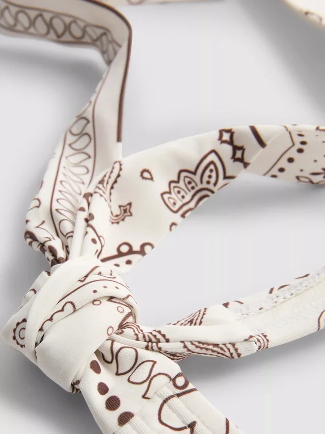 Bandana desenli halter yaka bikini üstü Bandana desenli halter yaka bikini üstü