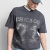 Chicago desenli V yakalı tişört