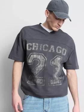 Chicago desenli V yakalı tişört