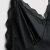 Dar kesim askılı bluz ve şortlardan oluşan pijama takımı Dar kesim askılı bluz ve şortlardan oluşan pijama takımı