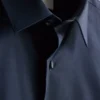 Dar kesim esnek düğmeli gömlek