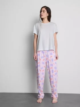 Desenli pamuklu pijama takımı Desenli pamuklu pijama takımı