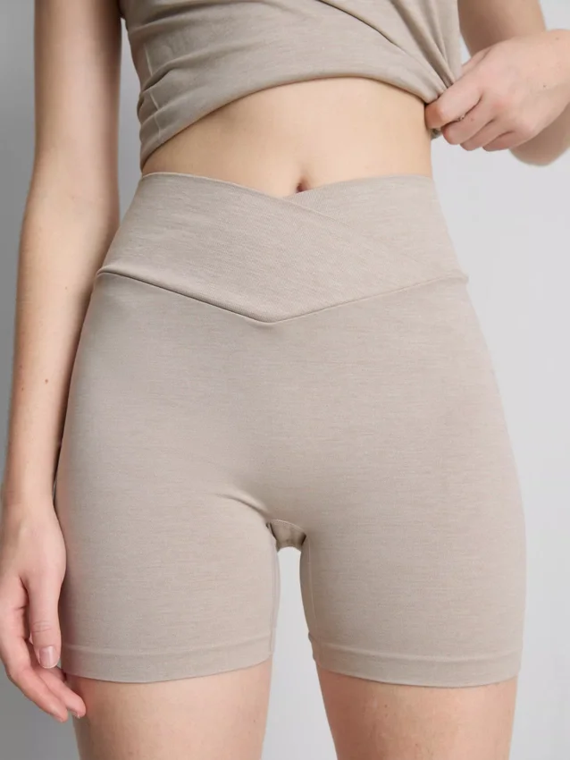 Dikişsiz çapraz bel bantlı spor şort Dikişsiz çapraz bel bantlı spor şort