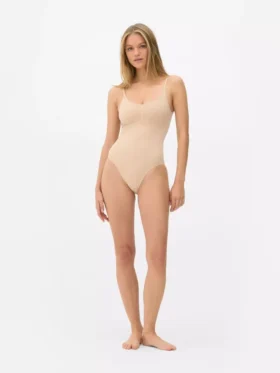 Dikişsiz, yuvarlak yakalı korseyi ve toparlayıcı iç giyim bodysuit