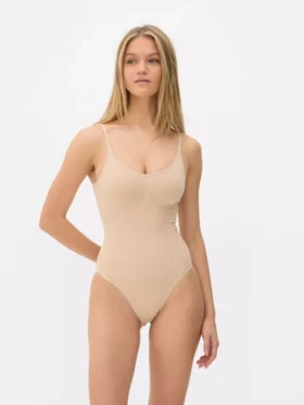 Dikişsiz, yuvarlak yakalı korseyi ve toparlayıcı iç giyim bodysuit