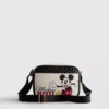 Disney’in Mickey Mouse çapraz askılı kamera çantası Disney’in Mickey Mouse çapraz askılı kamera çantası
