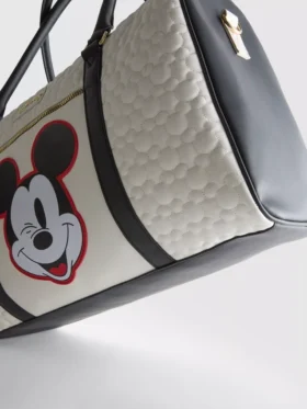 Disney’in Mickey ve Arkadaşları kabartmalı hafta sonu çantası Disney’in Mickey ve Arkadaşları kabartmalı hafta sonu çantası