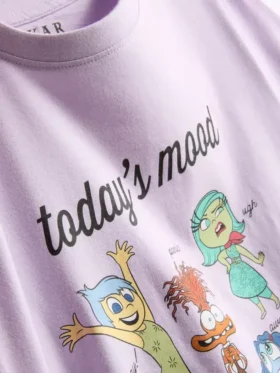 Disney Pixar’ın Inside Out karakterli grafik desenli pijamalar