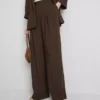 Dokulu, bol kesim, orta bel pantolon Dokulu, bol kesim, orta bel pantolon