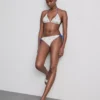 Dokulu limon desenli üçgen bikini üstü Dokulu limon desenli üçgen bikini üstü