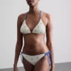 Dokulu limon desenli, yandan bağlamalı bikini altları Dokulu limon desenli, yandan bağlamalı bikini altları