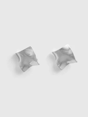 Erimiş metal kare saplamalı küpeler