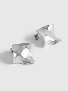 Erimiş metal kare saplamalı küpeler