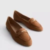 Geniş kalıplı, düşük burunlu loaferlar