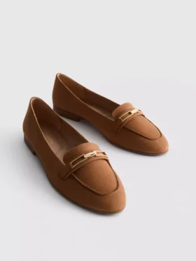 Geniş kalıplı, düşük burunlu loaferlar