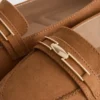 Geniş kalıplı, düşük burunlu loaferlar