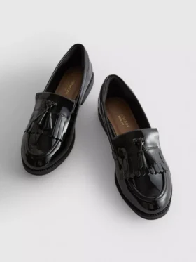 Geniş kalıplı vernikli loaferlar