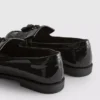 Geniş kalıplı vernikli loaferlar