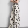 Geniş paça desenli pantolon Geniş paça desenli pantolon