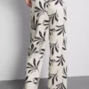 Geniş paça desenli pantolon Geniş paça desenli pantolon