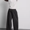 Geniş paça dikiş detaylı iş pantolonu Geniş paça dikiş detaylı iş pantolonu