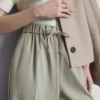 Geniş paça, yan şeritli pantolon Geniş paça, yan şeritli pantolon