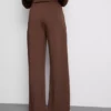 Geniş paçalı eşofman altları Geniş paçalı eşofman altları