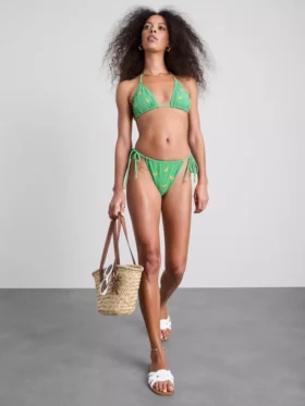 Gingham desenli muz desenli üçgen bikini üstü