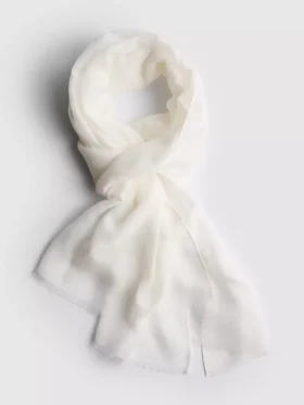 Hafif, kenarları yıpranmış atkı
