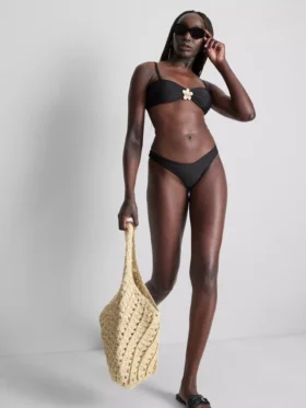 Çiçek detaylı derin dekolteli bikini üstü Çiçek detaylı derin dekolteli bikini üstü