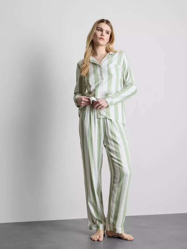 Çizgili pamuklu erkek tarzı pijama Çizgili pamuklu erkek tarzı pijama