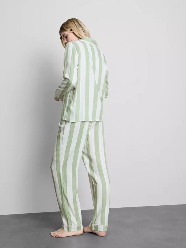 Çizgili pamuklu erkek tarzı pijama Çizgili pamuklu erkek tarzı pijama
