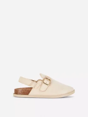 Kapalı burunlu mules sandaletler