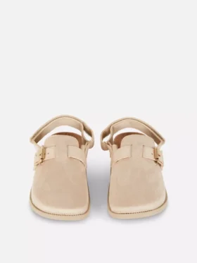 Kapalı burunlu mules sandaletler
