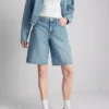 Kenarları işlenmemiş denim bermuda şort Kenarları işlenmemiş denim bermuda şort