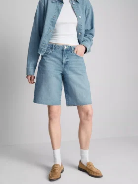 Kenarları işlenmemiş denim bermuda şort