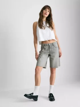 Kenarları işlenmemiş denim bermuda şort