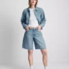 Kenarları işlenmemiş denim bermuda şort Kenarları işlenmemiş denim bermuda şort