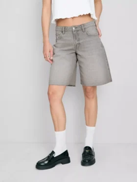 Kenarları işlenmemiş denim bermuda şort