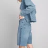 Kenarları işlenmemiş denim bermuda şort Kenarları işlenmemiş denim bermuda şort