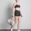 Kontrast renkli çapraz kesim spor şortlar Kontrast renkli çapraz kesim spor şortlar
