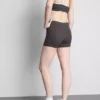 Kontrast renkli çapraz kesim spor şortlar Kontrast renkli çapraz kesim spor şortlar