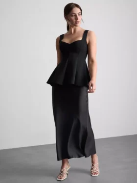 Krep kumaştan, kalp yakalı, peplum detaylı üst