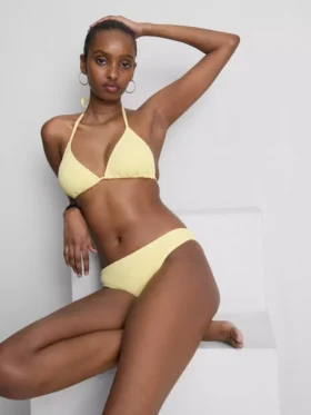Kırışık dokulu üçgen bikini üstü