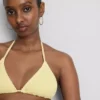 Kırışık dokulu üçgen bikini üstü