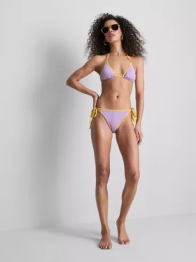 Kırışık kontrastlı üçgen bikini üstü